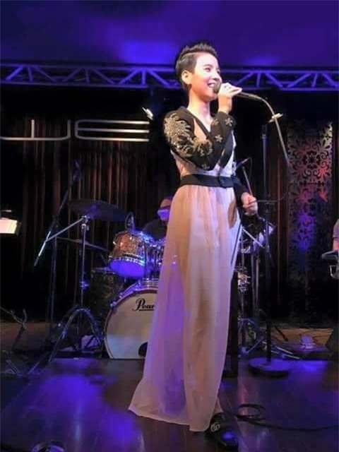 Vừa qua, Vũ Cát Tường gây bất ngờ khi diện váy đi hát. Tuy nhiên, bộ trang phục khiến người xem khó hiểu nữ ca sĩ đang mặc gì, liệu đây là váy hiện đại hay trang phục cổ trang cách điệu?