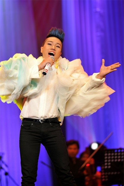 Loạt trang phục trình diễn kì dị, khó đỡ của sao Việt