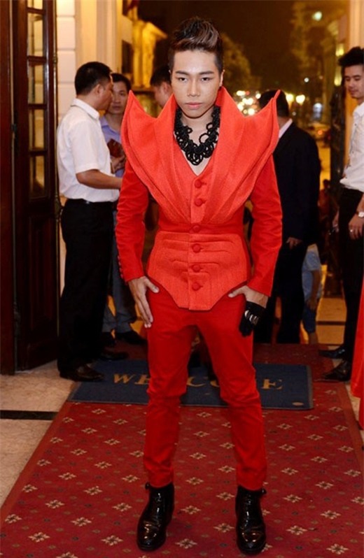 Nguyễn Đình Thanh Tâm cũng là ca sĩ nam khá ưa chuộng trang phục diễn cầu kì, có thiết kế lạ mắt. Phong cách thời trang của anh chàng luôn gây tranh cãi.