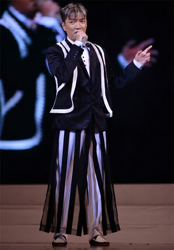 Một bộ trang phục bị khán giả cho là khó hiểu của Đàm Vĩnh Hưng vì cách kết hợp hiếm thấy.