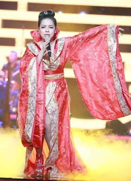 Đến với Bài hát yêu thích tháng 5/2014, Hà Linh tạo sự mới mẻ bằng trang phục lạ mắt, gây nhiều tranh cãi. Nhiều người cho rằng, Hà Linh chọn trang phục giống trong các bộ phim cổ trang của Trung Quốc. sau đó, nữ ca sĩ phản pháo cho rằng đây là trang phục của nhà hát tuồng Việt Nam.