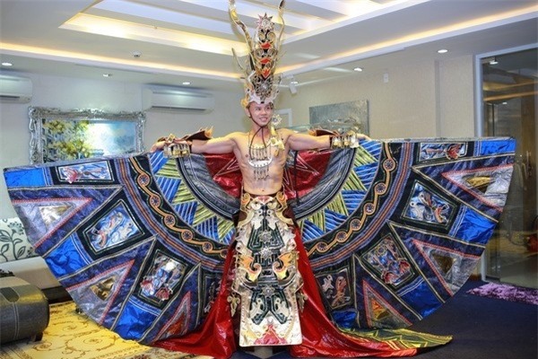 Trong tiết mục Hào khí Việt Nam diễn ra vào tháng 10/2014, Phan Đinh Tùng khiến khán giả bất ngờ khi tiết lộ bộ trang phục ấn tượng, lấy ý tưởng từ hình tượng Lạc Long Quân. Trang phục có giá trị hơn 1 tỷ đồng. Phan Đinh Tùng cảm thấy tự hào và hãnh diện dù bị khán giả chê bai là cầu kỳ quá mức. Bên cạnh đó, người xem cũng không thể cảm nhận đâu là yếu tố truyền thống trong bộ trang phục này.