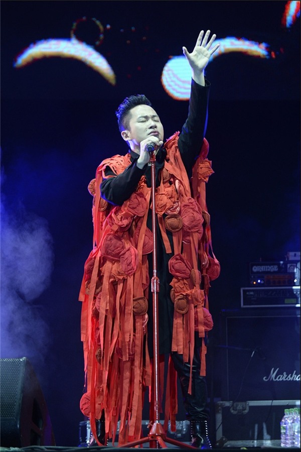 Loạt trang phục trình diễn kì dị, khó đỡ của sao Việt