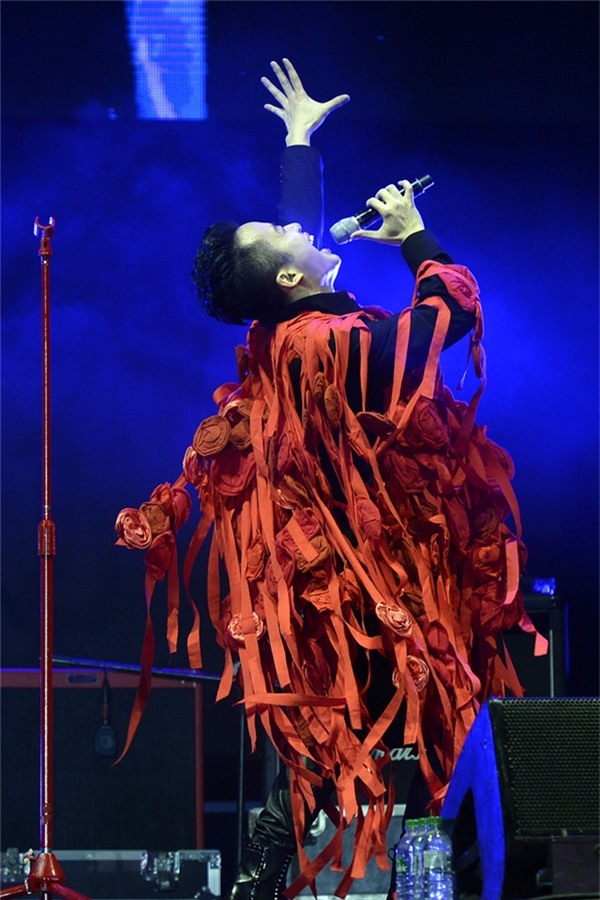 Tùng Dương và chiếc áo khoác cầu kì, chằng chịt dây sợi bên ngoài. Trang phục cầu kì quá mức hay thiết kế kì lạ luôn là đặc trưng trong phong cách của Tùng Dương.