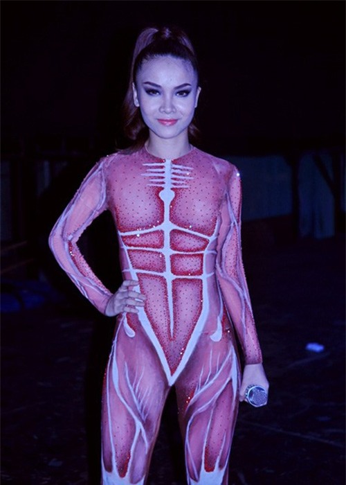 Bộ bodysuit ôm sát lấy ý tưởng từ giải phẫu cơ thể người khiến người xem không khỏi lo sợ khi nhìn thẳng vào Yến Trang.