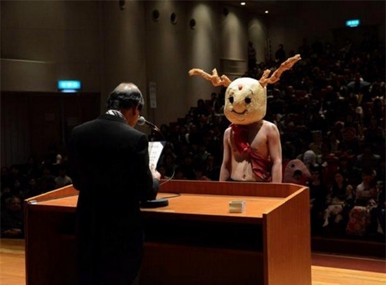 "Hết hồn" với lễ tốt nghiệp độc đáo nhất thế giới - 2