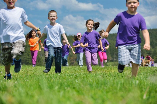 Vì sao trẻ em Mỹ thường hạnh phúc và năng động hơn trẻ em ở các nước khác? - Ảnh 2.