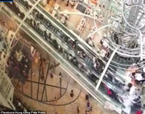 Video: Thang cuốn dài nhất Hong Kong bất chợt đảo chiều, ít nhất 17 người bị thương - Ảnh 3.