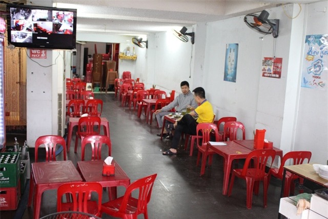 Một quán bia hơi trên con phố bị dọn dẹp vỉa hè rất vắng khách dù đang trong giờ cao điểm. Ảnh: Hồng Vân