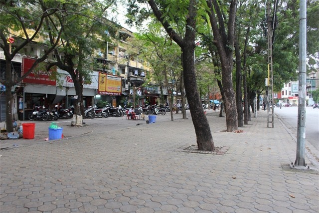 Một con phố tại quận Đống Đa, Hà Nội có vỉa hè và sân hè rất rộng đều bị dọn dẹp bởi chiến dịch vỉa hè.