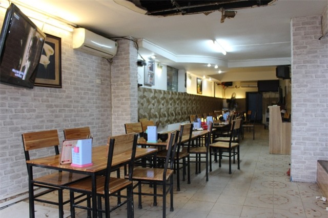 Quán ăn của anh Long không có khách nào ngay trong giờ cao điểm ngày cuối tuần.