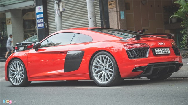Dong Nhi cam lai sieu xe Audi tren pho Sai Gon hinh anh 4