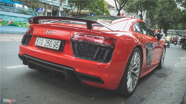 Dong Nhi cam lai sieu xe Audi tren pho Sai Gon hinh anh 5