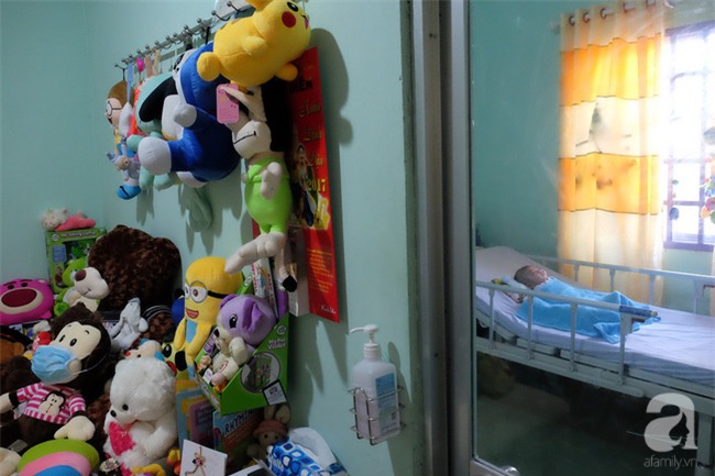 Em bé bị não úng thuỷ được đưa sang Singapore lần 2 để tiểu phẫu - Ảnh 4.