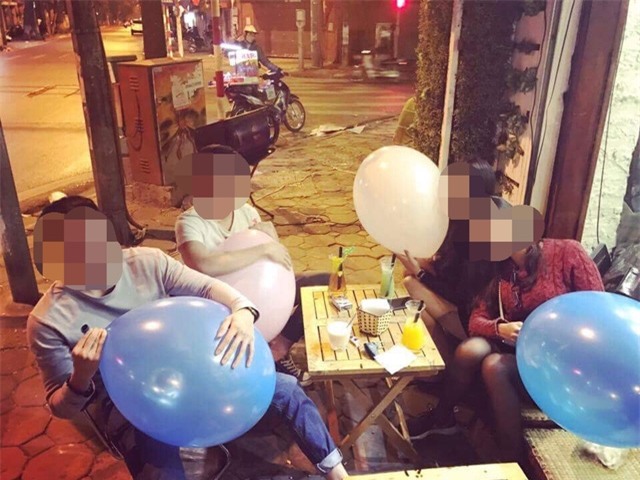 Nhóm bạn hút bóng cười tại các quán nước trên vỉa hè