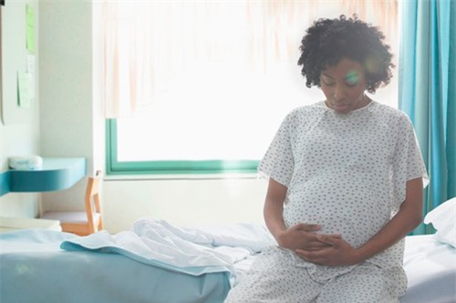 5 dau hieu bao thai nhi dang “keu cuu” tu trong bung me - 5