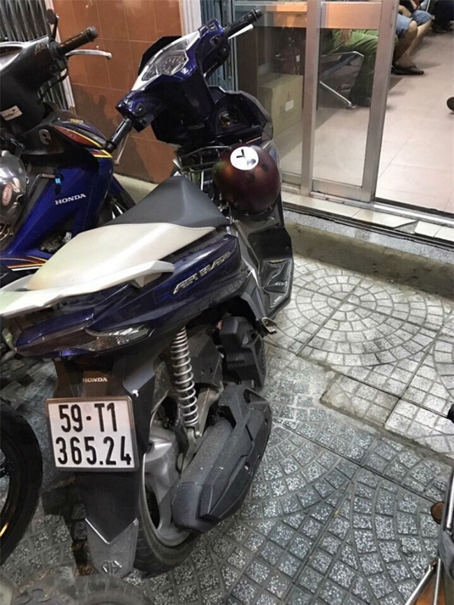 Nguyên nhân 2 người nước ngoài dùng roi điện cướp xe Grab bike ở Sài Gòn - Ảnh 2.