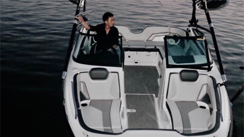 Cường Đôla ngồi ca-nô sang chảnh, cô đơn trên biển vắng - 1