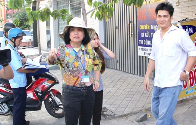 Nu chu tich phuong dong phat ho nguoi ban hang rong chiem via he hinh anh 1