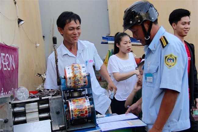 Nu chu tich phuong dong phat ho nguoi ban hang rong chiem via he hinh anh 2