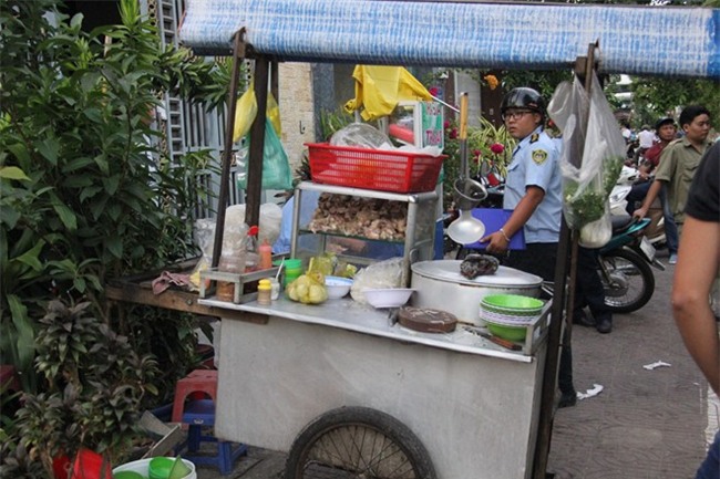 Nu chu tich phuong dong phat ho nguoi ban hang rong chiem via he hinh anh 3