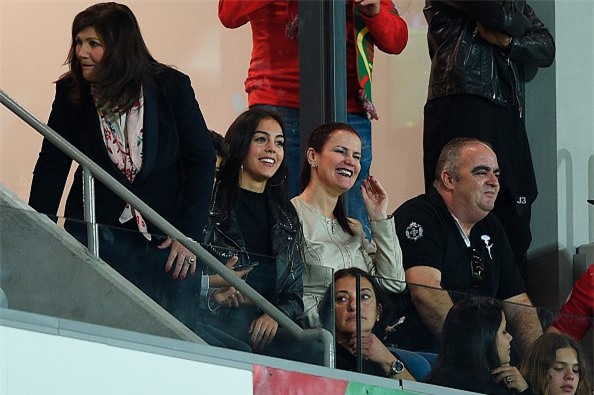 Ban gai cang thang khi xem bong da cung me Ronaldo hinh anh 1