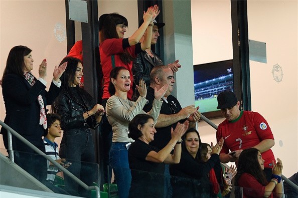 Ban gai cang thang khi xem bong da cung me Ronaldo hinh anh 3