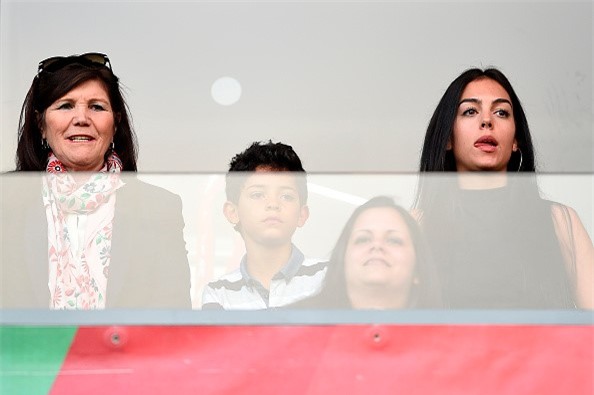 Ban gai cang thang khi xem bong da cung me Ronaldo hinh anh 4