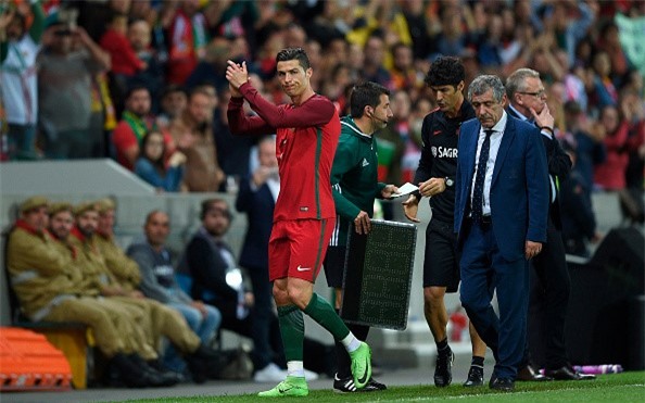 Ban gai cang thang khi xem bong da cung me Ronaldo hinh anh 8
