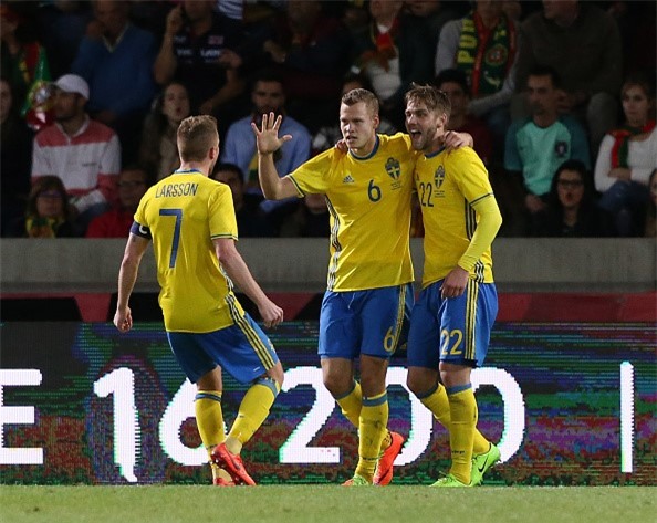 Ban gai cang thang khi xem bong da cung me Ronaldo hinh anh 9