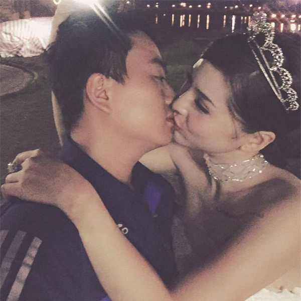 Thanh niên Hà Nội liên tục đập nhiều cọc tiền 500k lên bàn để dỗ vợ ăn hết... 1 bát cơm - Ảnh 6.