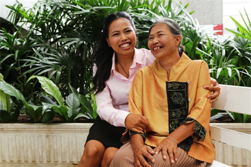 Bài học người mẹ bán trái cây dạo, không được học hành dạy con thật sự khiến ai cũng ngả mũ nể phục - Ảnh 2.