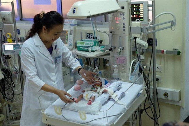 20 ngay can nao truoc ca mo tim cuu be gai sinh non nang 900 gr hinh anh 1