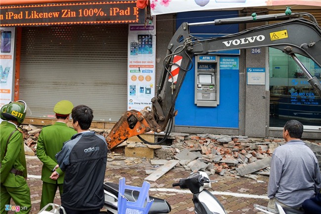 Canh rut tien bi hai o cac ATM bi dap bo bac tam cap hinh anh 1