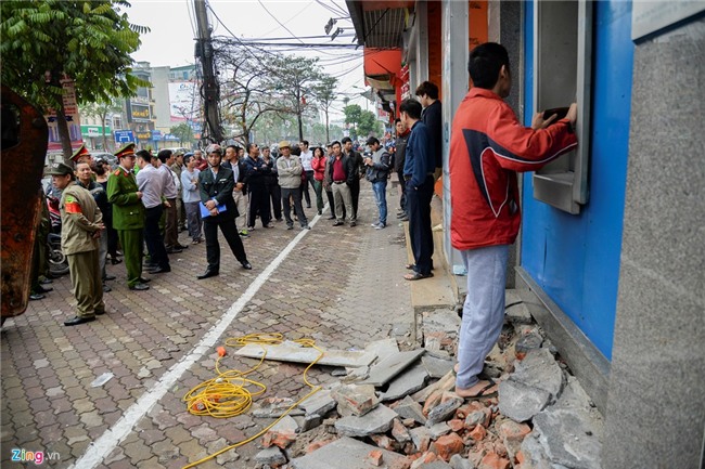 Canh rut tien bi hai o cac ATM bi dap bo bac tam cap hinh anh 2