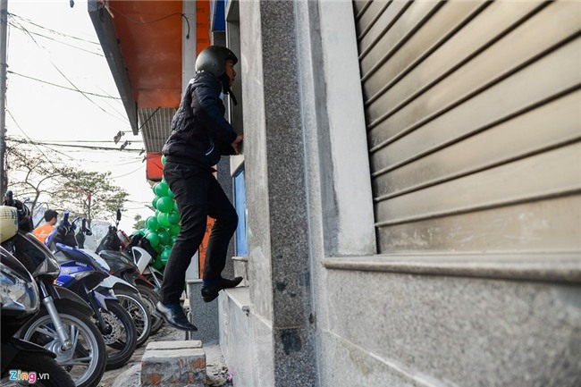 Canh rut tien bi hai o cac ATM bi dap bo bac tam cap hinh anh 6