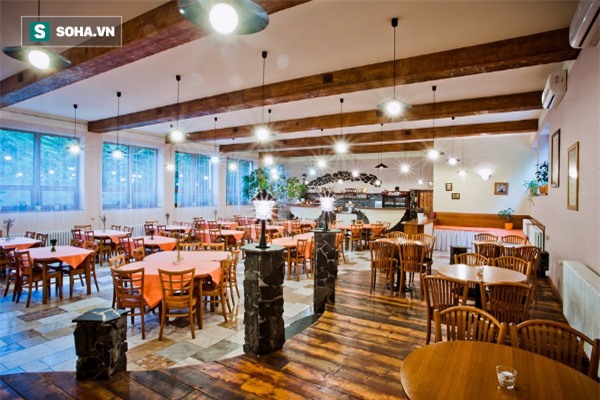 Lão nông vào nhà hàng cao cấp bị đuổi thẳng và câu chuyện ít ai ngờ tới trong ngày hôm sau - Ảnh 1.