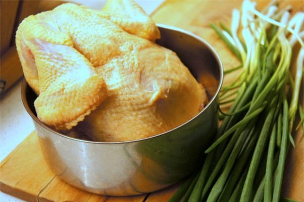 Trổ tài luộc gà không cần nước mà vẫn mềm ngon, ngọt thịt - 2