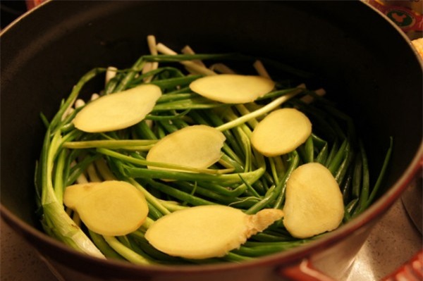 Trổ tài luộc gà không cần nước mà vẫn mềm ngon, ngọt thịt - 4