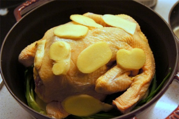 Trổ tài luộc gà không cần nước mà vẫn mềm ngon, ngọt thịt - 5