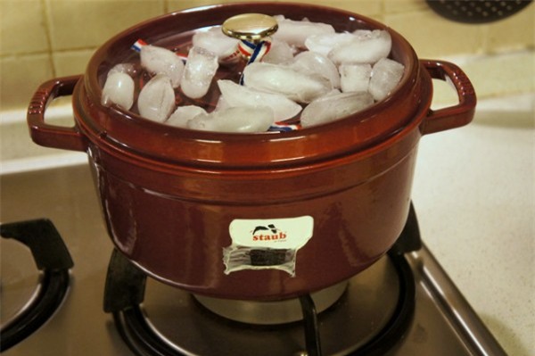 Trổ tài luộc gà không cần nước mà vẫn mềm ngon, ngọt thịt - 7