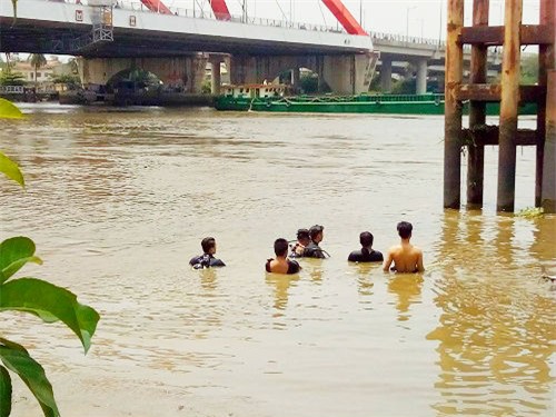 mẹ gào khóc tìm con 11 tuỏi bị nuóc song cuón khi tam song sai gon - 1