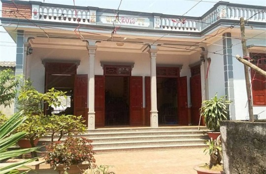 Ngôi nhà bà Đ. phía sau có quán tạp hóa nhỏ, nơi nữ sinh lớp 8 ra tay sát hại nhưng bà Đ. may mắn thoát chết