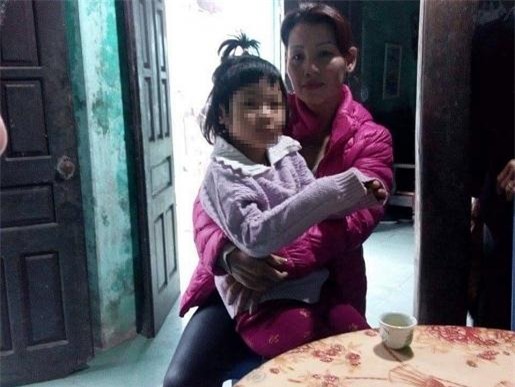 Hieu truong muon khao sat hoc sinh vu co giao nhot tre trong nha ve sinh