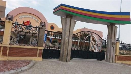 Hieu truong muon khao sat hoc sinh vu co giao nhot tre trong nha ve sinh