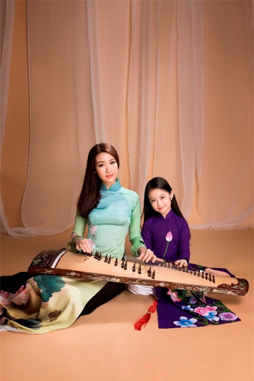 hoa hau my linh xinh dep quyen ru voi dan bau, dan tranh hinh anh 1