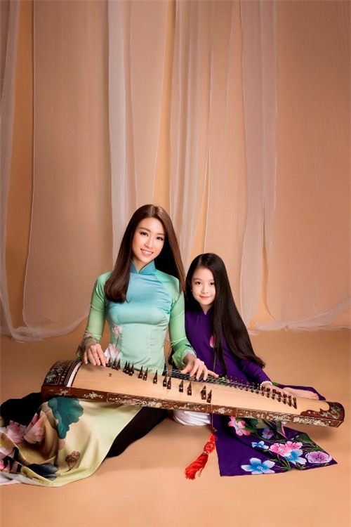 hoa hau my linh xinh dep quyen ru voi dan bau, dan tranh hinh anh 4