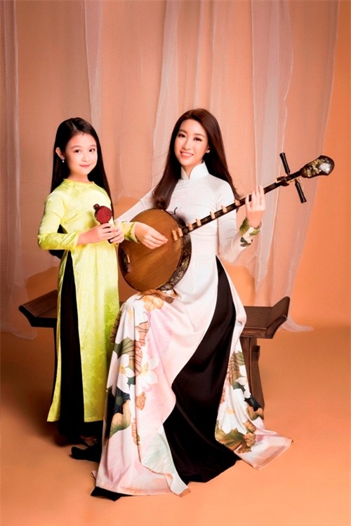 hoa hau my linh xinh dep quyen ru voi dan bau, dan tranh hinh anh 7