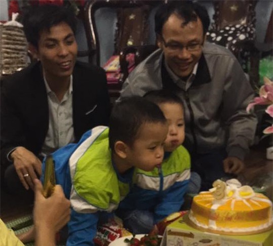 nhung hinh anh moi nhat ve cap song sinh tu tinh trung nguoi bo da mat - 12