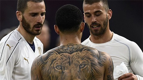 Depay khoe hình xăm đầu sư tử kín lưng